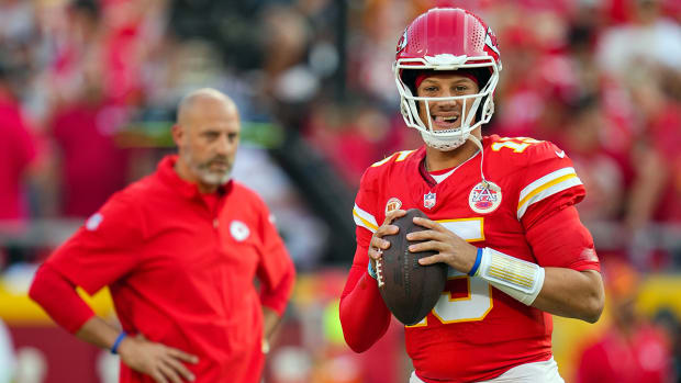 Chiefs QB Patrick Mahomes warms up as offensive coordinator Matt Nagy looks on.